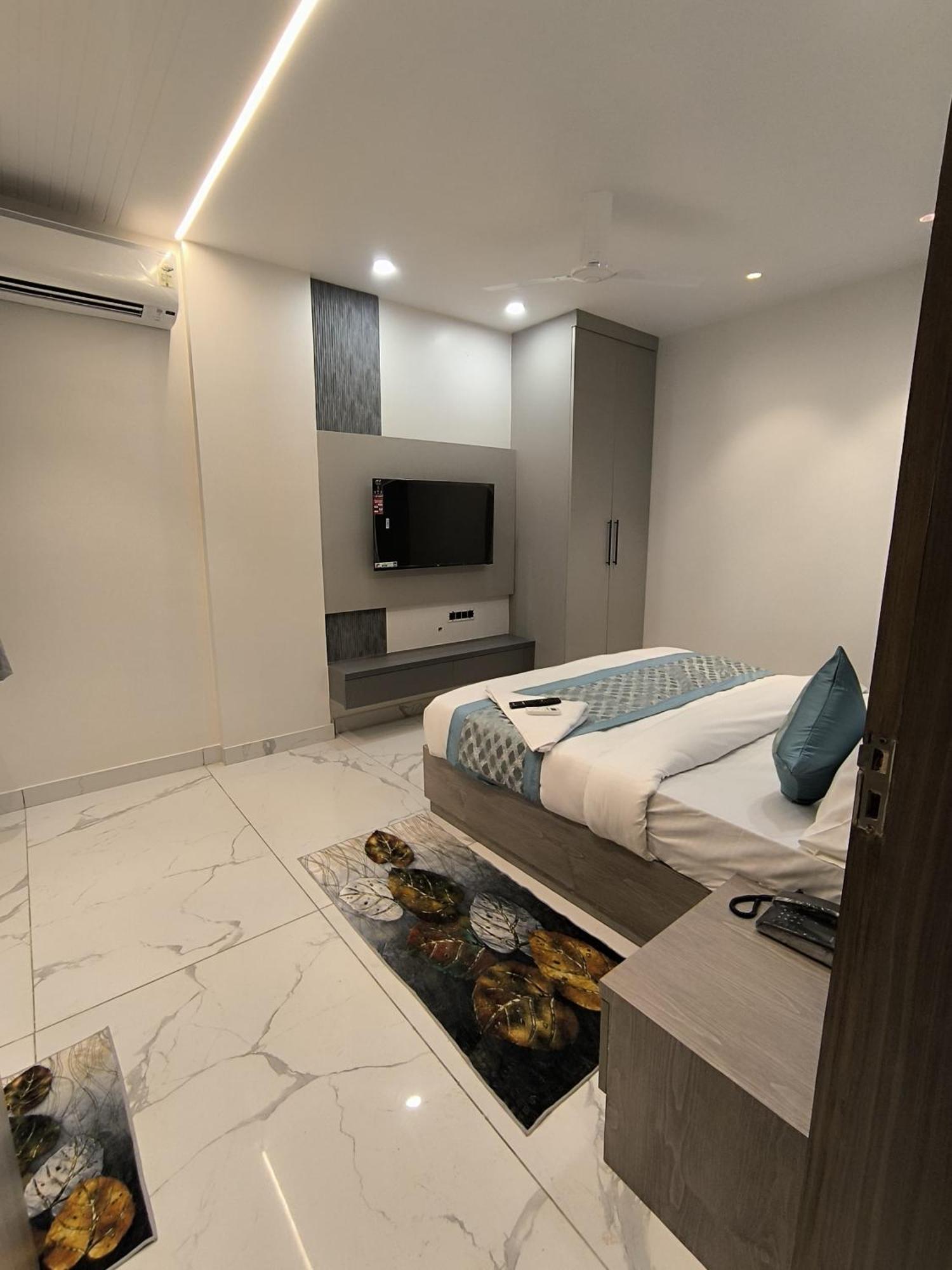 Super Royal Satya Niketan - Couple Friendly *
