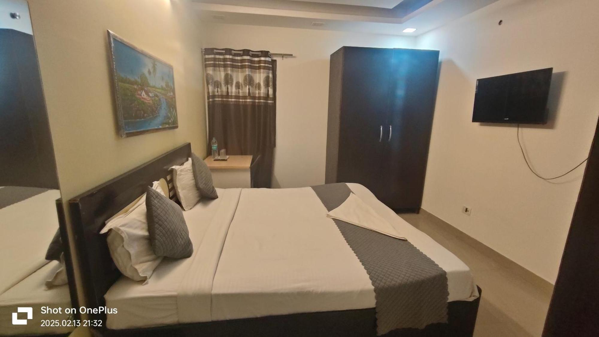 Super Royal Satya Niketan - Couple Friendly *