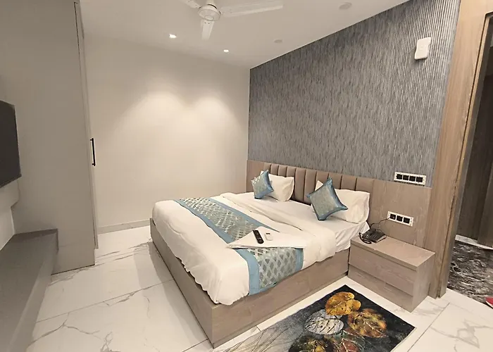 Super Hotel Royal Inn Satya Niketan - Couple Friendly