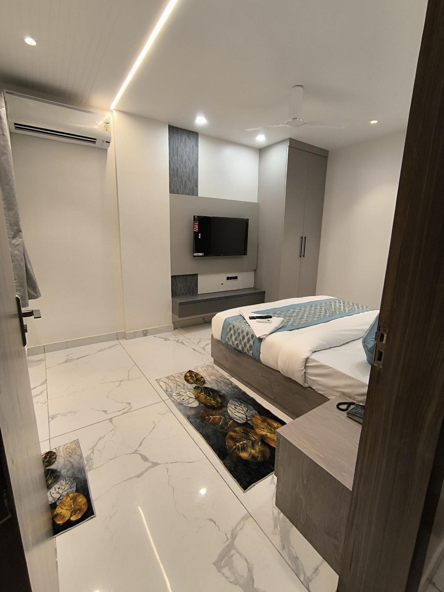 Super Royal Satya Niketan - Couple Friendly * New Delhi
