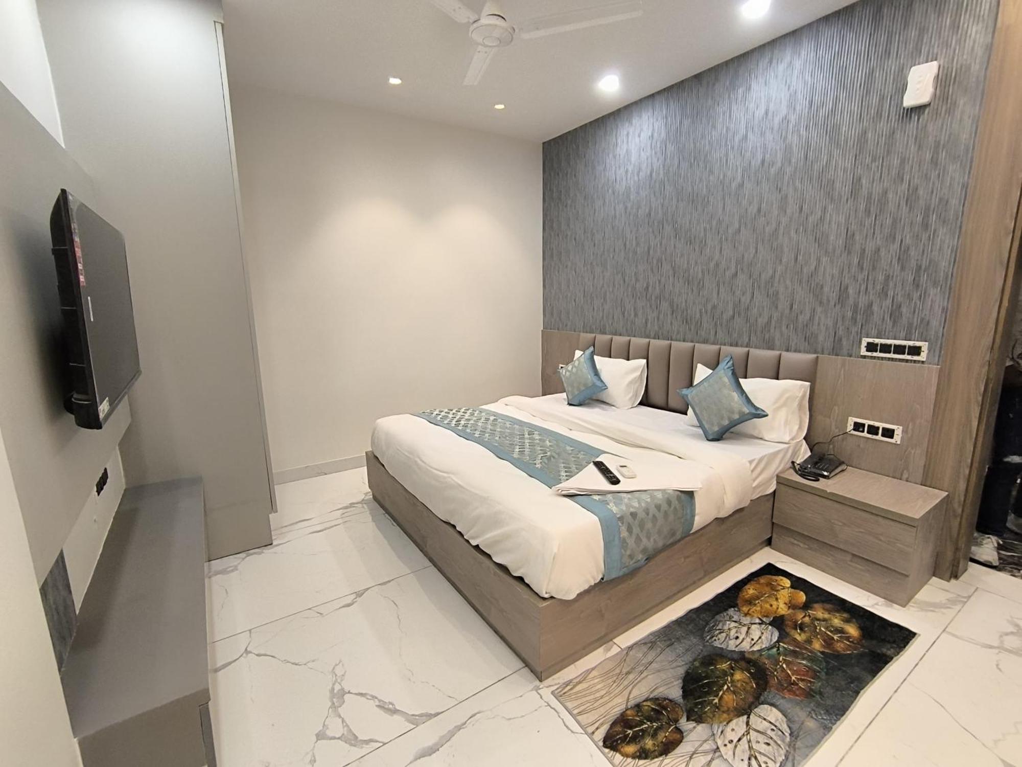 Super Royal Satya Niketan - Couple Friendly Hotel New Delhi