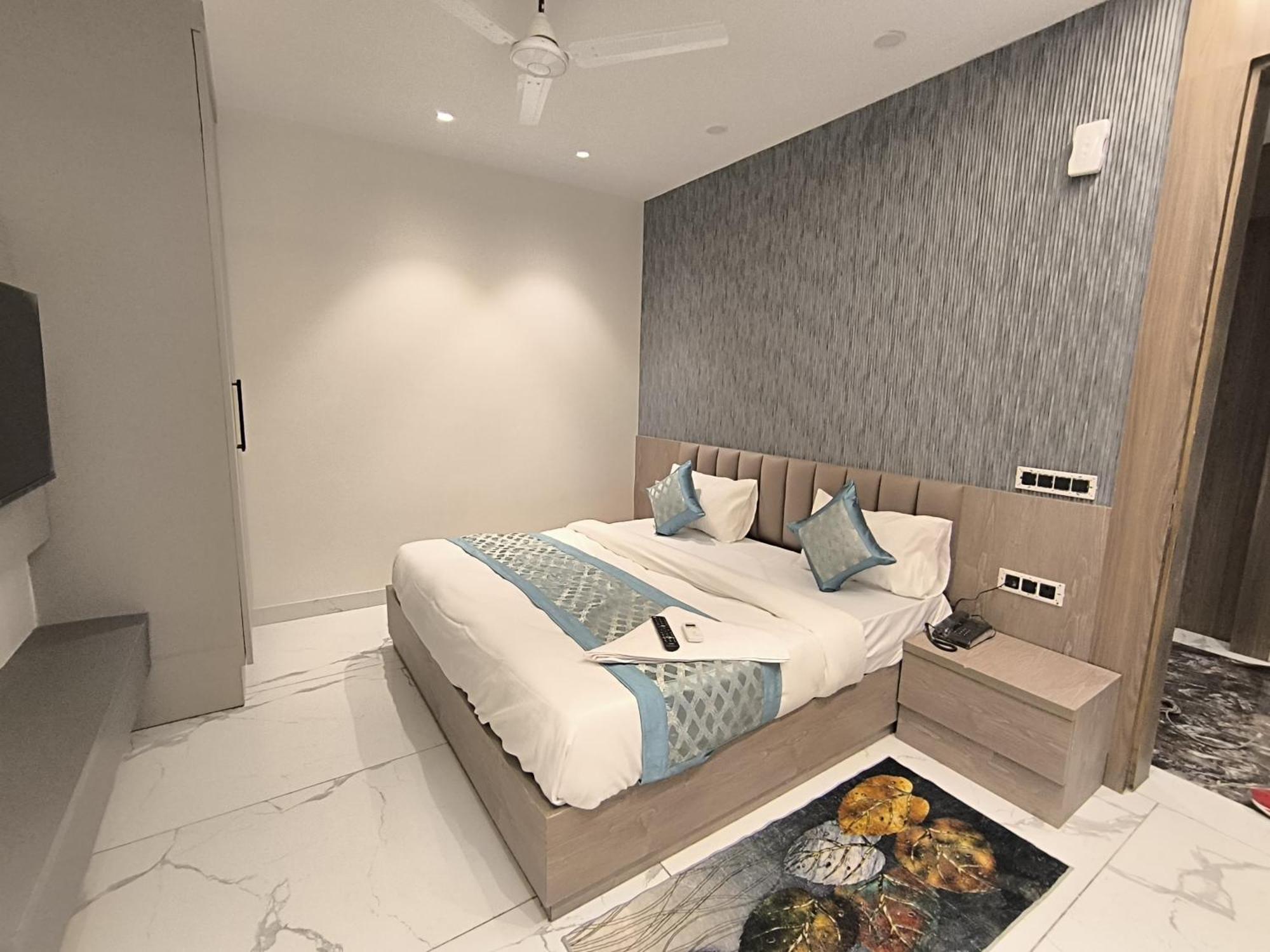 Super Royal Satya Niketan - Couple Friendly Hotel New Delhi