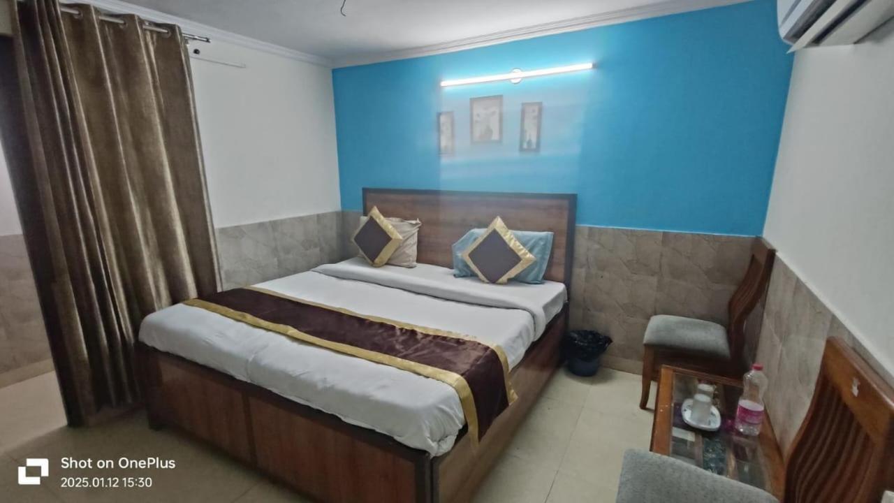 Super Royal Satya Niketan - Couple Friendly *