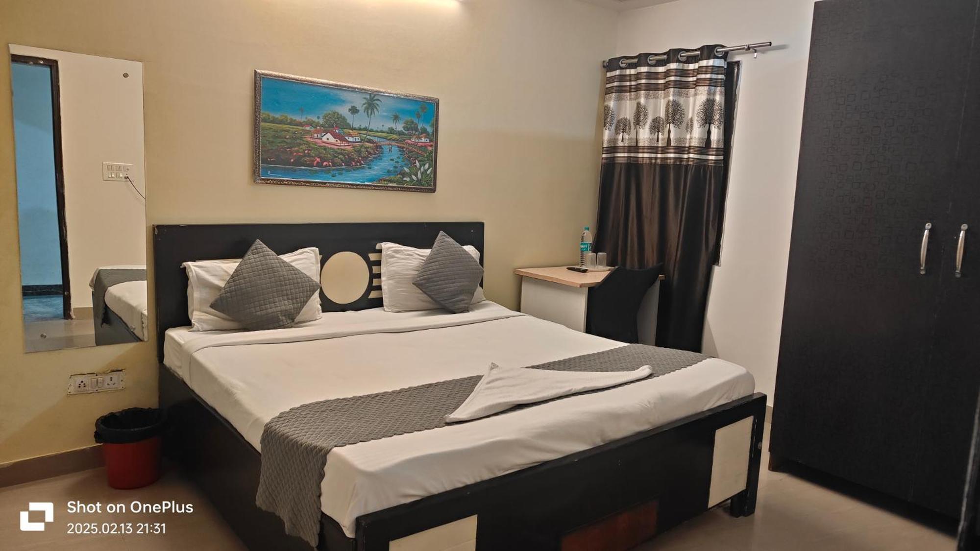 Super Royal Satya Niketan - Couple Friendly *