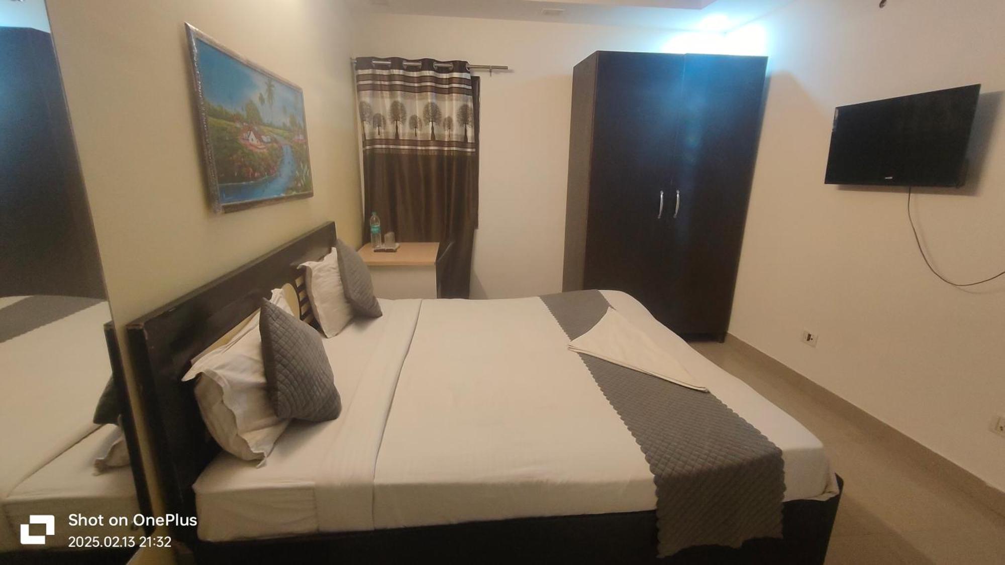 Super Royal Satya Niketan - Couple Friendly New Delhi