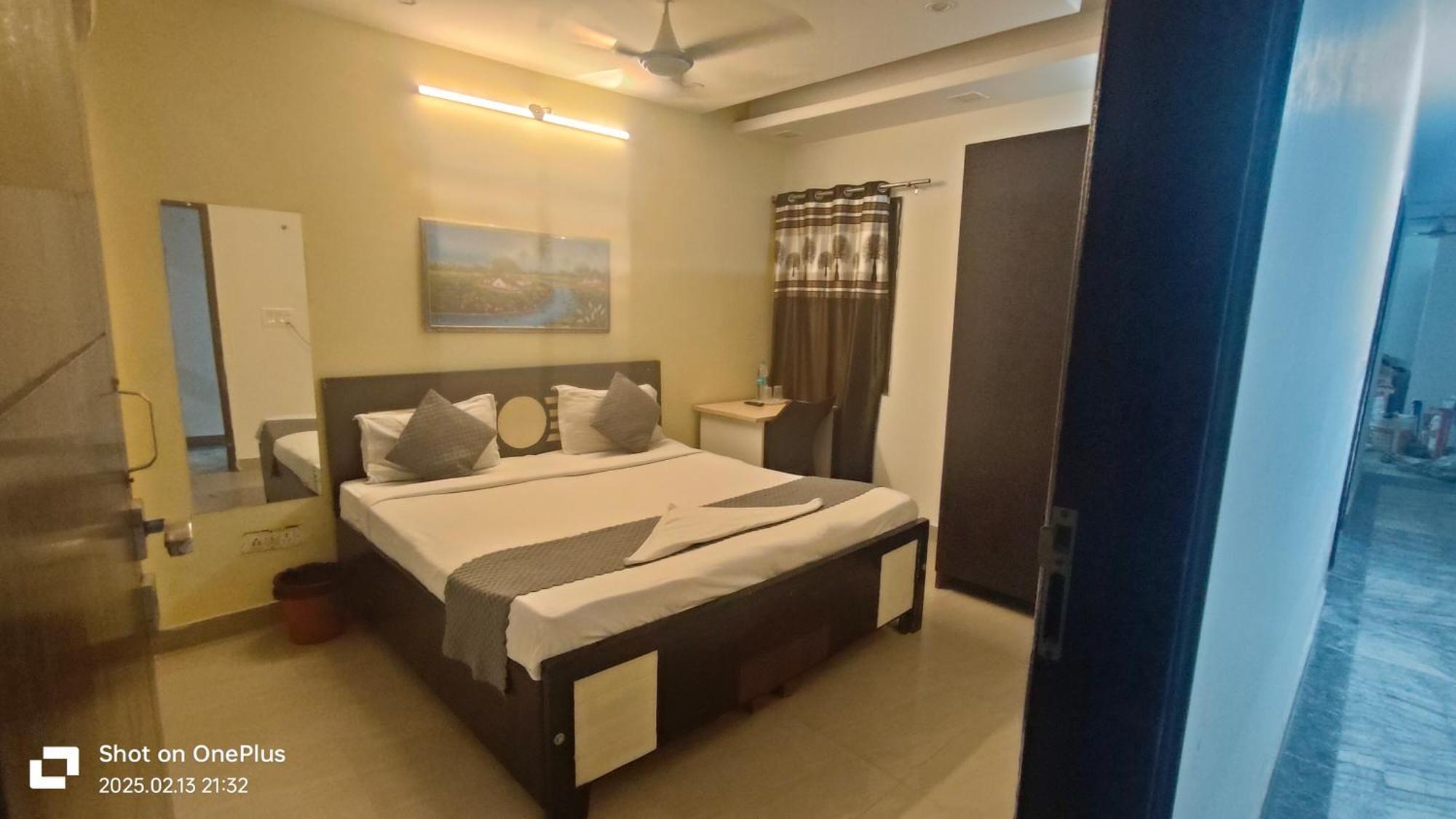 Super Royal Satya Niketan - Couple Friendly New Delhi