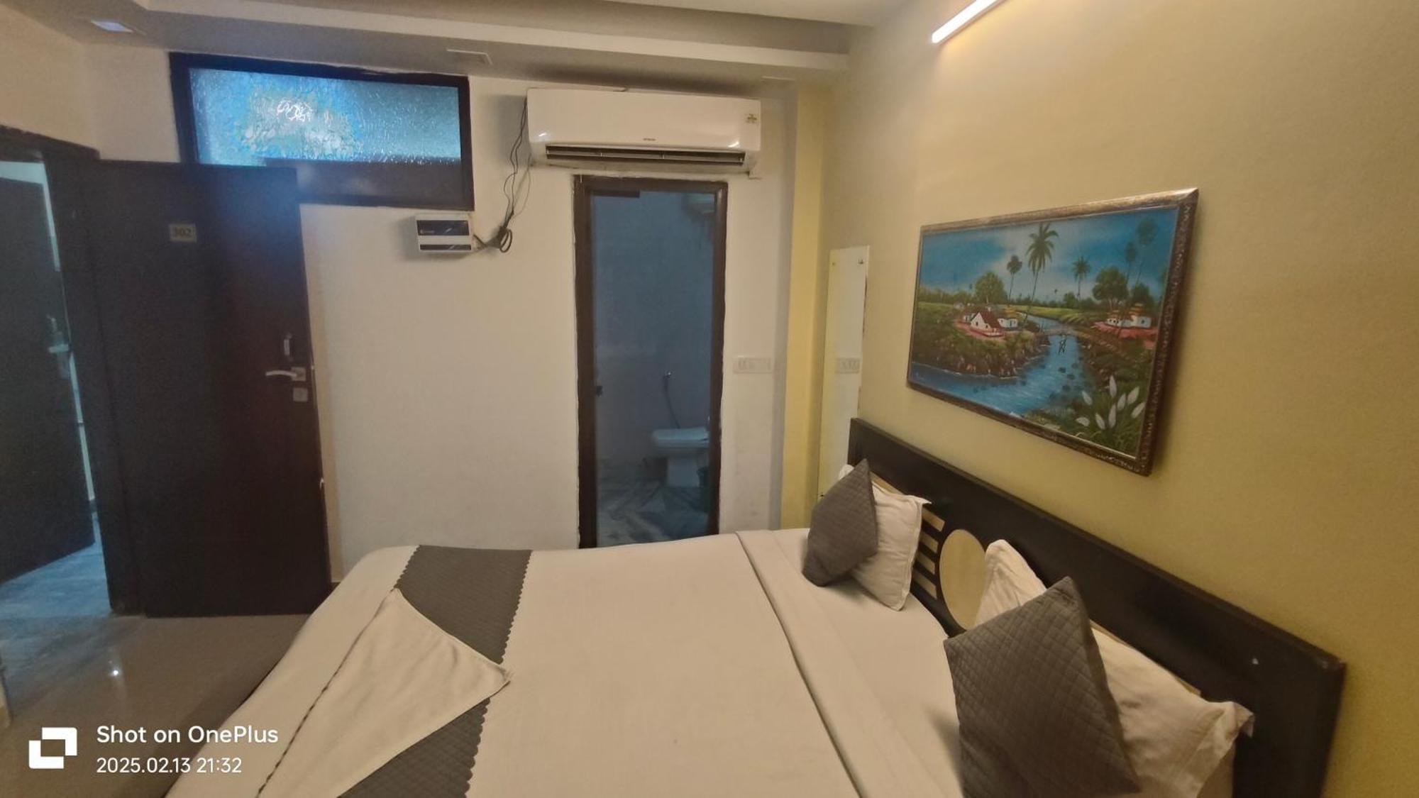 Super Royal Satya Niketan - Couple Friendly * New Delhi